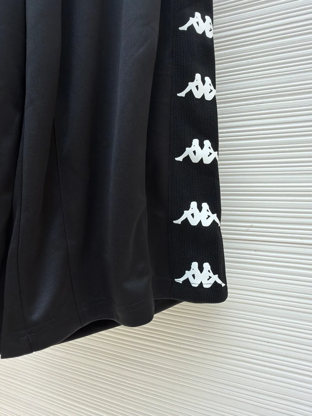 Acne Studios The iconic Acne Studios logo is exquisitely footnoted, encountering Kappa's classic logo and arranged in an orderly manner. The classic string logo pattern presents the side in a smart manner, injecting a dynamic soul into the pants. The metal decoration is scattered and low-key, highlighting the noble lineage of the joint name. A unique fashion feast uses imported machine embroidery technology. Advanced computer control systems and sophisticated mechanical components are used to realize the Acne Studios X Kappa logo embroidery operation with high precision, smooth and delicate lines, and jacquard technology. By weaving the Acne Studios and Kappa logo patterns on the surface of the fabric, the technology controls the interweaving of the warp and weft lines, and precisely controls the interweaving density and tension of the yarn to make it more three-dimensional. The webbing is electrically cut by hand at the flower position. The webbing is accurately aligned manually and then cut using electric cutting equipment to ensure that the patterns are accurately connected. The fabrics have been washed and have a better hand feel and texture. It is not easy to deform, shrink or fade, and maintains long-term beauty. The overall wiring is straight and delicate, the fabric is comfortable and soft, and the color is consistent without color difference. It can be matched with the same style to create a fashionable look and control various occasions. Customized accessories, complete with three standards, same style for men and women!